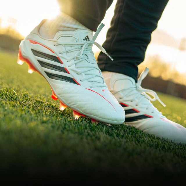 Brede voetbalschoenen