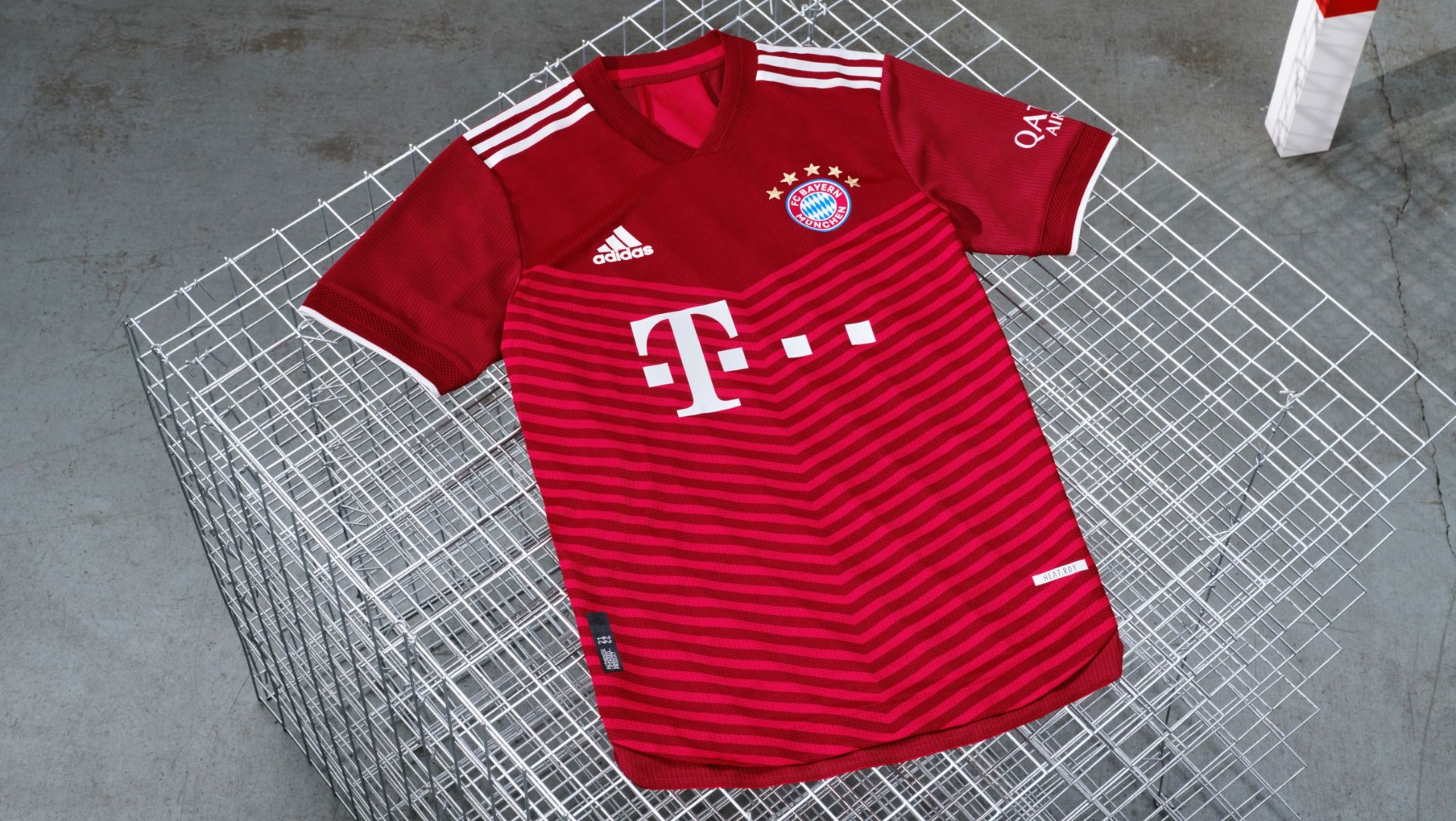 De vijfde ster prijkt op het nieuwe Bayern München thuisshirt
