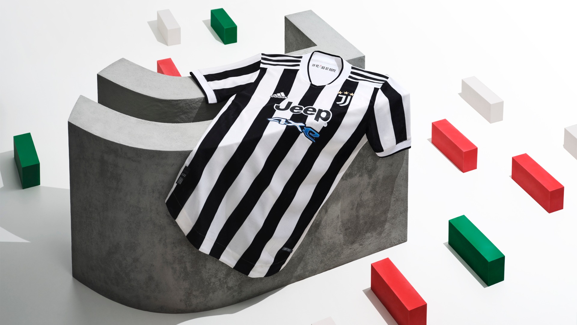 Juventus eert het 10-jarig bestaan van het stadion in het stijlvolle thuisshirt