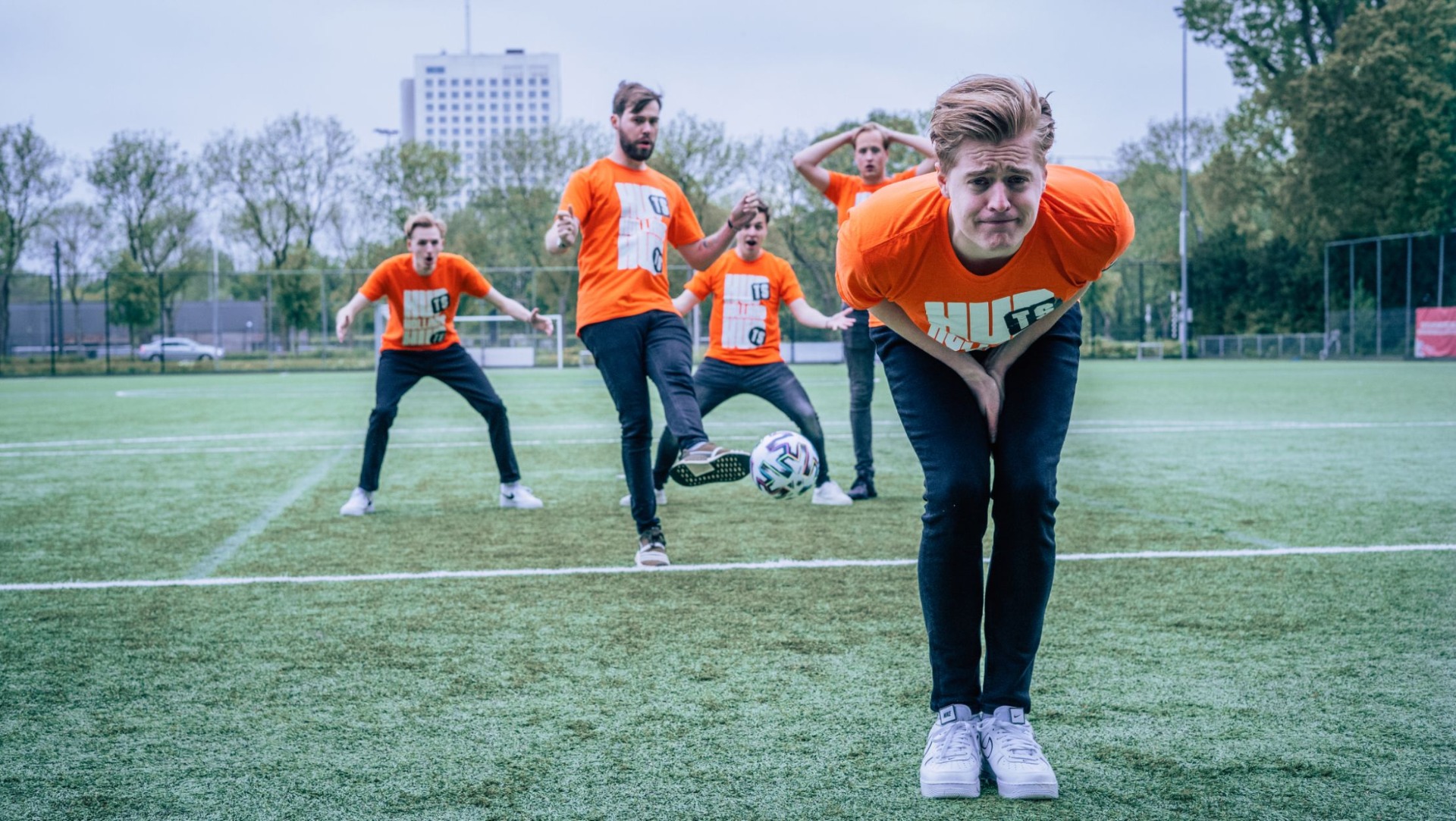 Huts Holland Huts! De Bankzitters steunen het Nederlands Elftal