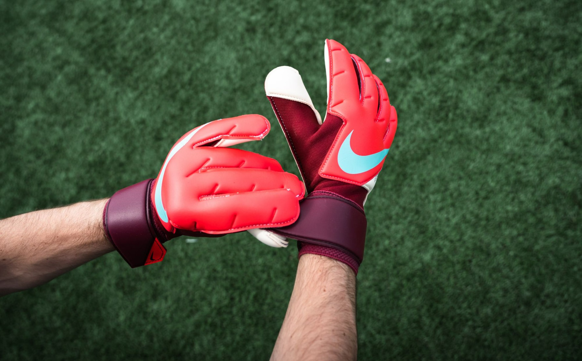 Voetbalshop helpt jou de juiste keepershandschoenen te vinden