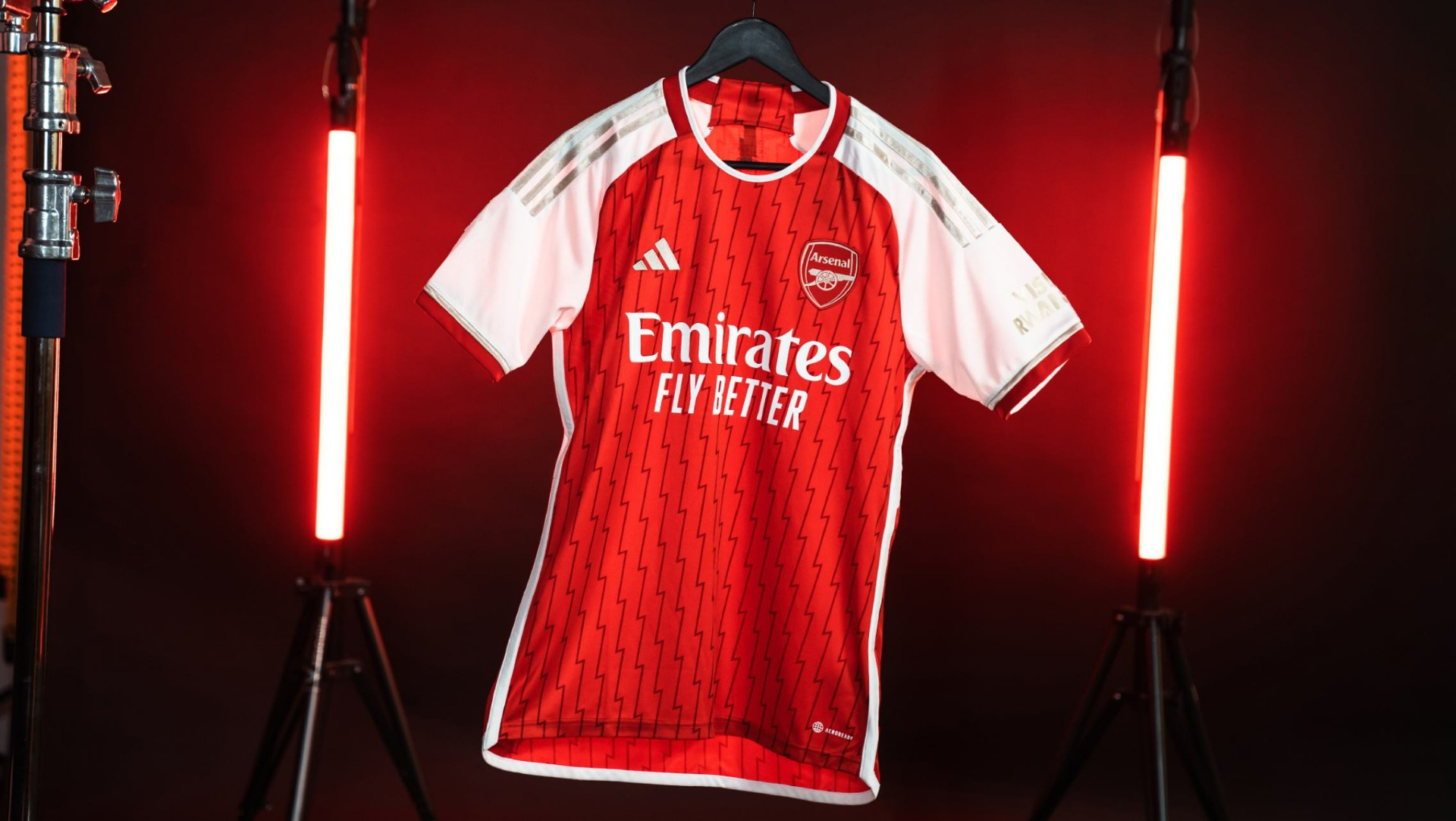 Hulde aan The Invincibles in het adidas Arsenal thuisshirt 2023-2024