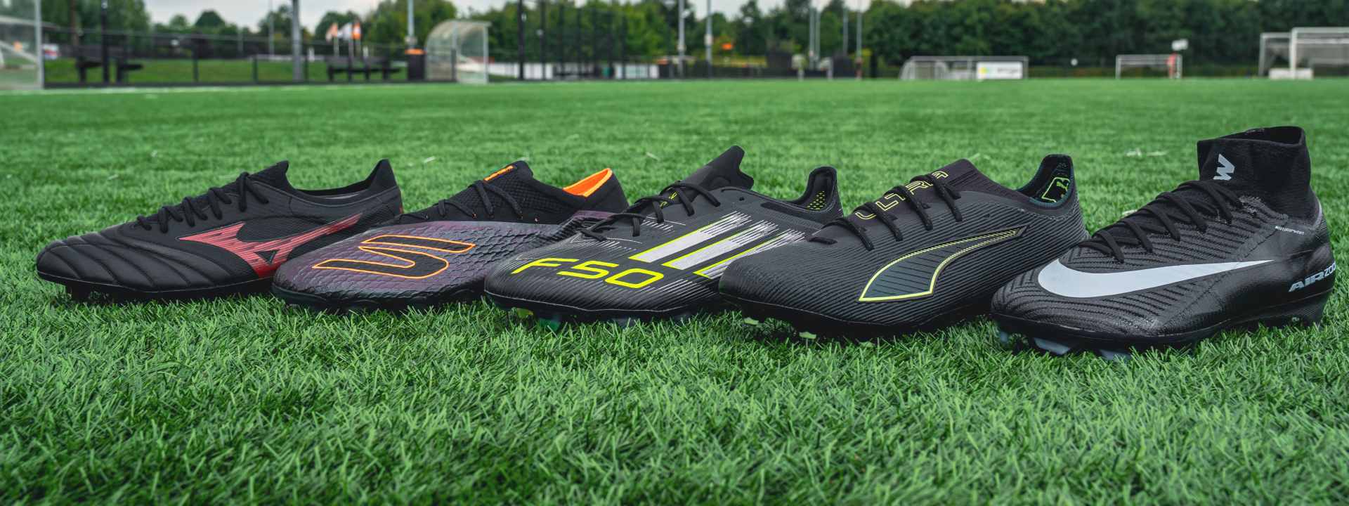 20250731-slider-header-Zwarte-Voetbalschoenen.jpg