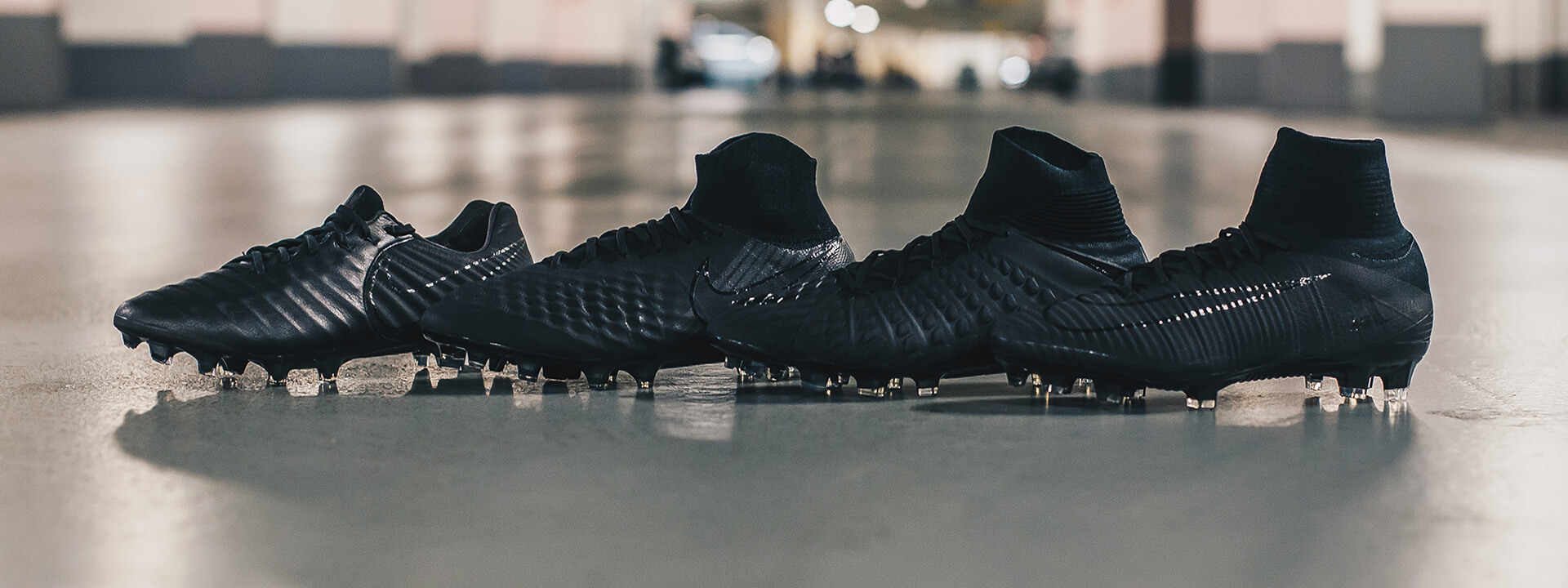 Scoor jouw all-black voetbalschoenen uit de Nike Academy Pack