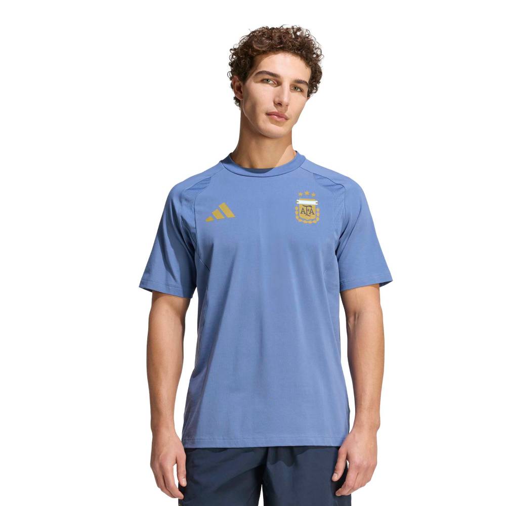 Adidas Argentini&euml; Tiro Travel T-Shirt 2026-2028 Blauw Goud