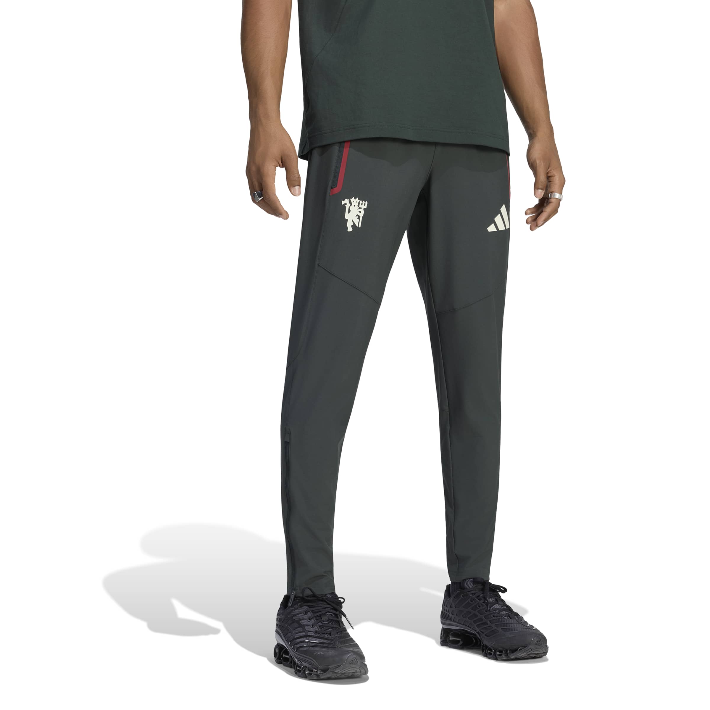 Adidas Manchester United Tiro Travel Trainingsbroek 2026-2027 Donkerolijfgroen Wit Rood
