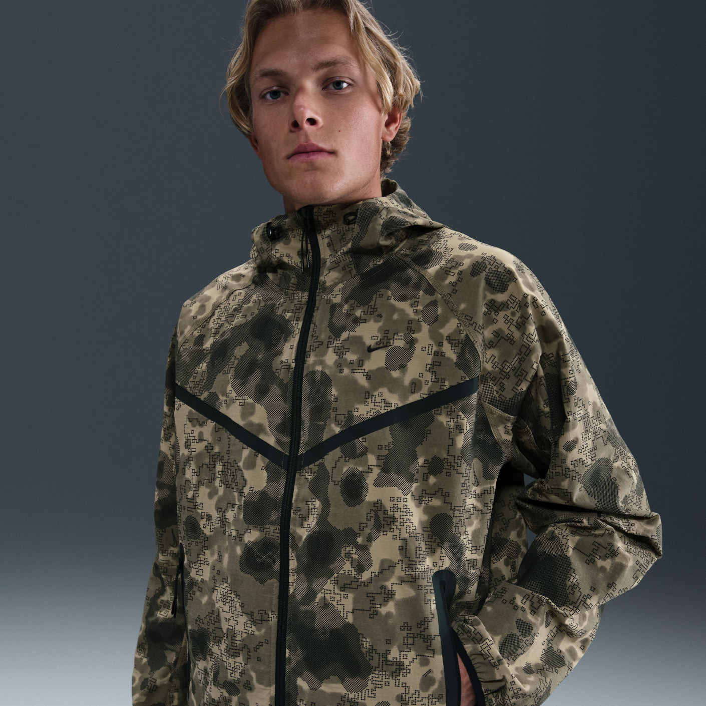Nike Tech Sportswear Woven Trainingspak Full-Zip Camo - Voetbalshop.nl