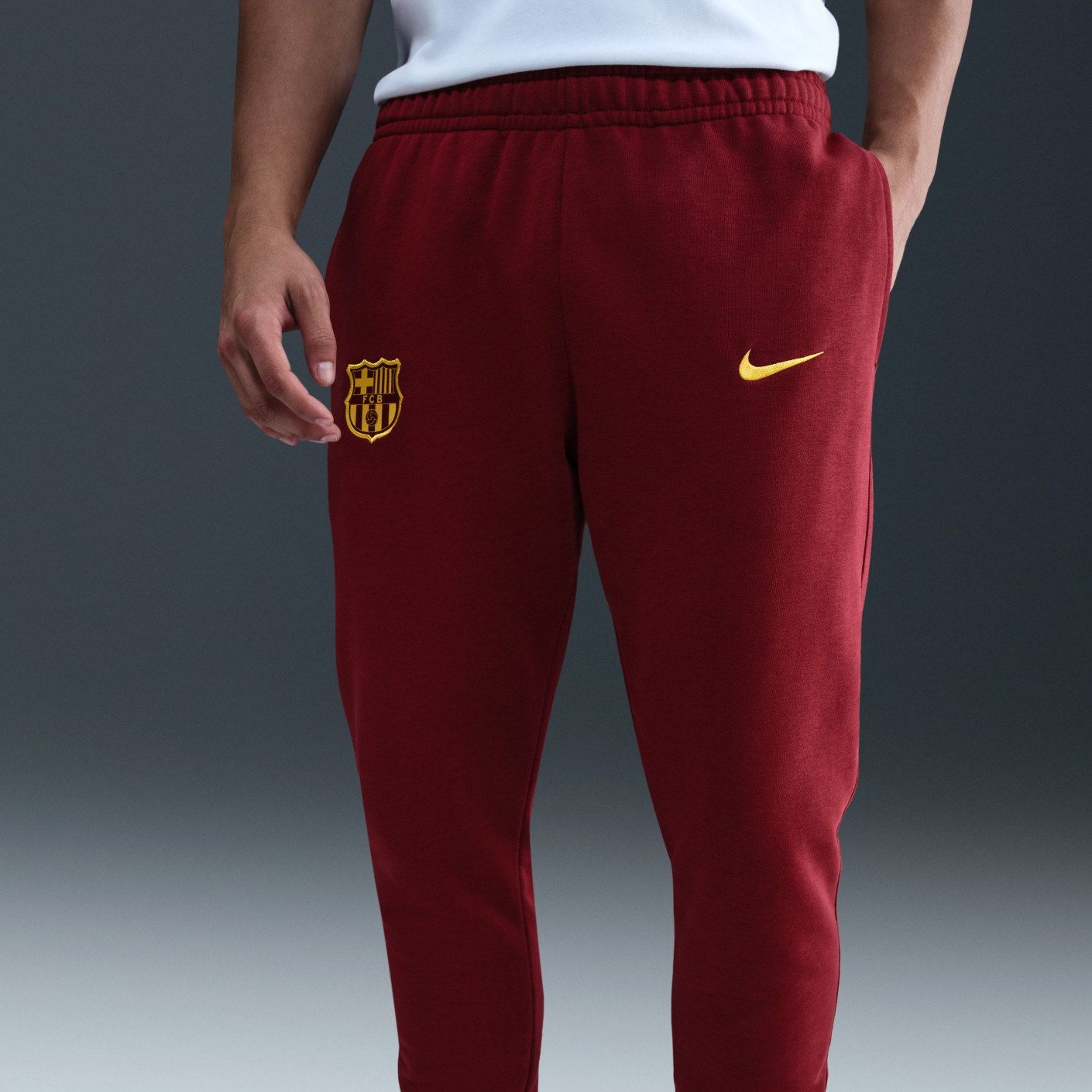 Nike FC Barcelona Club Fleece Crew Joggingpak 2025-2026 Donkerrood