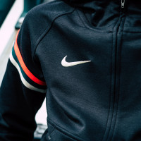 Nike Liverpool Travel Fleece Trainingspak 2021-2022 Kids Zwart Rood