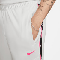 Nike Sportswear Repeat Trainingspak Wit Roze Zwart