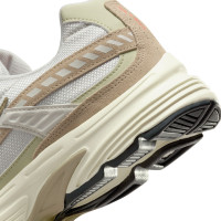 Nike Initiator Sneakers Wit Lichtbruin Beige