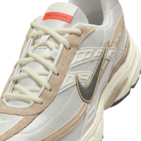 Nike Initiator Sneakers Wit Lichtbruin Beige