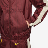 Nike Liverpool Trainingspak Woven Hooded 2024-2025 Bordeauxrood Geel