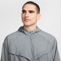 Nike Stride Repel Jack Grijs Zilver