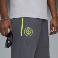 PUMA Manchester City Pumatech Trainingsbroek Woven 2025-2026 Grijs Groen