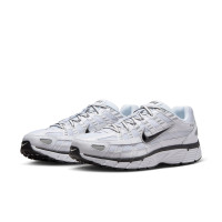 Nike P-6000 Sneakers Wit Metallic Silver Zwart