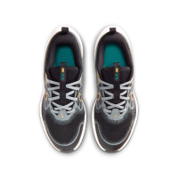 Nike Cosmic Runner Hardloopschoenen Zwart Zilvergrijs Goud