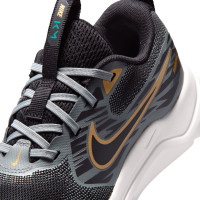 Nike Cosmic Runner Hardloopschoenen Zwart Zilvergrijs Goud