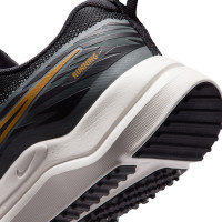 Nike Cosmic Runner Hardloopschoenen Zwart Zilvergrijs Goud