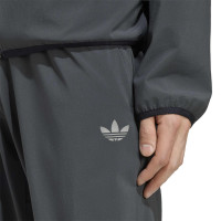 adidas Tech Essential Woven Trainingsbroek Donkergrijs Zilver