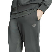 adidas Tech Essential Trainingspak Donkergroen Grijs
