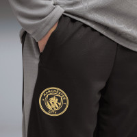 PUMA Manchester City Trainingspak 1/4-Zip 2026-2027 Kids Donkergrijs Zwart Goudgeel