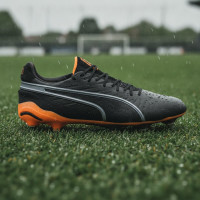 PUMA King Ultimate IJzeren-Nop Voetbalschoenen (SG) Zwart Oranje Zilver