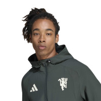 adidas Manchester United Tiro Travel Trainingspak 2026-2027 Donkerolijfgroen Wit Rood
