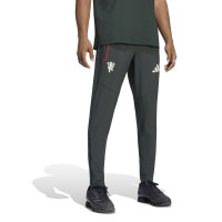 adidas Manchester United Tiro Travel Trainingsbroek 2026-2027 Donkerolijfgroen Wit Rood