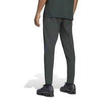 adidas Manchester United Tiro Travel Trainingsbroek 2026-2027 Donkerolijfgroen Wit Rood