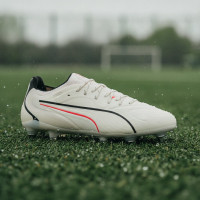 PUMA King 20 Ultimate IJzeren-Nop Voetbalschoenen (SG) Gebroken Wit Zwart Rood