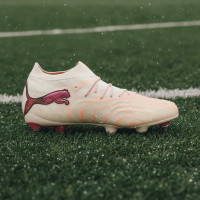 PUMA Future 9 Ultimate IJzeren-Nop Voetbalschoenen (SG) Gebroken Wit Zwart Roze